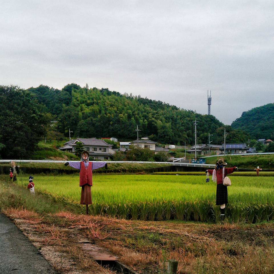 福山市東村町のかかしは夜間でも防犯の役目を果たす