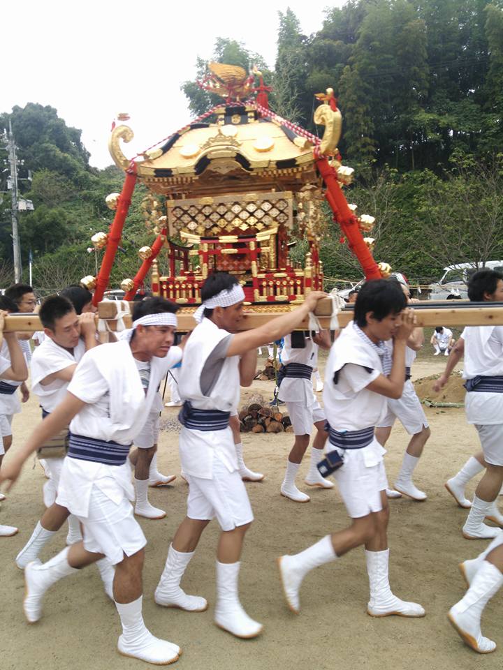 福山市東村町八幡神社祭りで神輿が出発